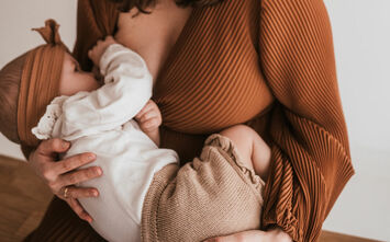 Stillende Mama mit Baby in einer Stillberatung