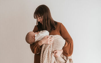 Mama mit schlafendem Kind in einer Schlafberatung